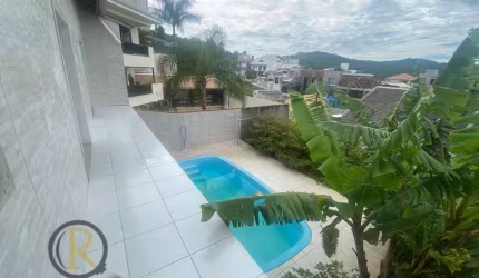 Casa com 4 suítes e piscina no bairro Ariribá em Balneário Camboriú