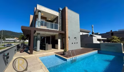Condomínio Caledônia - Casa com 3 suítes e 4 vagas no Caledônia em Camboriú
