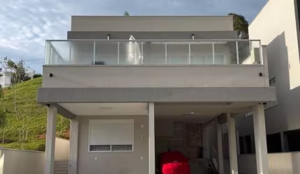Casa magnífica em Condomínio Fechado com 3 suítes e amplo terreno com vista panorâmica