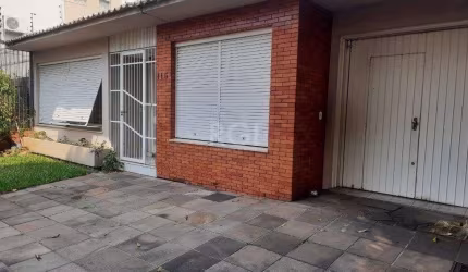 Casa para Venda - 250m², 3 dormitórios, sendo 1 suites, 4 vagas - Jardim Lindóia