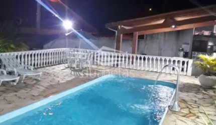 Vendo ótima chácara com piscina.