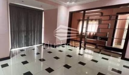 Vende - se uma Casa em Condomínio Fechado.