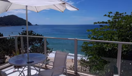 Cobertura duplex frente mar em condomínio pé na areia área central Ubatuba