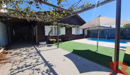 CASA COM EXCELENTE LOCALIZAÇÃO, TODOS OS COMODOS AMPLOS E ESPAÇOS.
