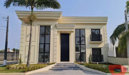 SOBRADO DE ALTO PADRÃO, ESTILO NEOCLÁSSICO, EM LOTEAMNETO FECHADO SOUTH BEACH, 04 SUÍTES.