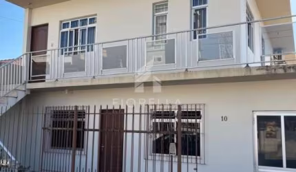 Casa com 06 dormitórios 04 banheiros, no bairro Barreiros, São José.