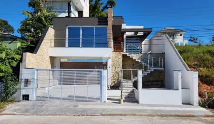 Casa com 03 dormitórios, 01 suíte no bairro Pedra Branca - Palhoça/SC