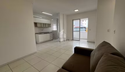 Apartamento com 02 dormitórios e vaga coberta no bairro Campinas - São José/SC