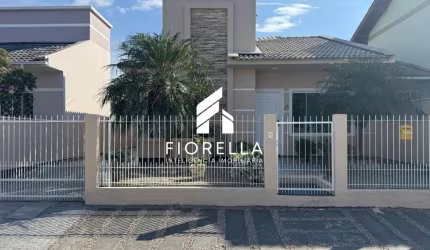 Casa à venda com 03 dormitórios, piscina e 02 vagas, no Bairro Madri em Palhoça/SC.