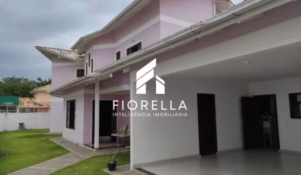 Casa duplex com 05 dormitórios, sendo 02 suites, no bairro Caminho Novo em Palhoça/SC.