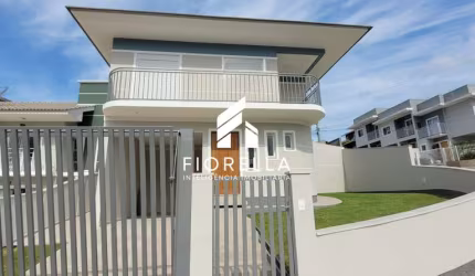 Excelente casa com 03 dormitórios01 suíte, pronta para morar com amplo terreno em São José/SC