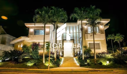 Casa luxuosa com piscina e mobiliada de 05 dormitórios, sendo 04 suítes, Jurerê Internacional em Fpolis.