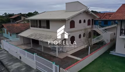 Casa Porteira Fechada com 6 dormitórios, sendo 1 suíte + edícula com suíte na Praia da Pinheira em Palhoça