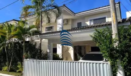 Linda casa em Buraquinho com 4 quartos, sendo 01 suíte com varanda, ar condicionado, 02 banheiros. Todos os quartos com Ar condicionado