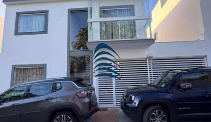 Casa em Cond. Fechado - Miragem  3 suítes, 169m², Móveis planejados, Suíte master com closet e varanda, Lavabo, Sala de estar e jantar amplas, Banheiro soc