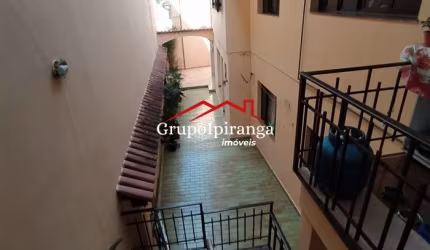 2 casas, térrea e outra embaixo, com churrasqueira, 3 dormitórios, sendo uma suíte e 2 vagas de garagem.