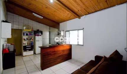 Excelente localização Casa térrea, 2 quartos, sala, cozinha, sendo 1 banheiro, 2 vagas, entrada lateral, próximo terminal de ônibus, rodeado de serviç