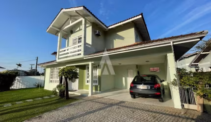 Casa em condomínio fechado com 3 quartos à venda na Rua Frederico Eick, --, Santo Antônio, Joinville por R$ 1.200.000