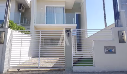 Casa com 3 quartos à venda na Rua Rocha Pombo, --, Iririú, Joinville por R$ 639.000