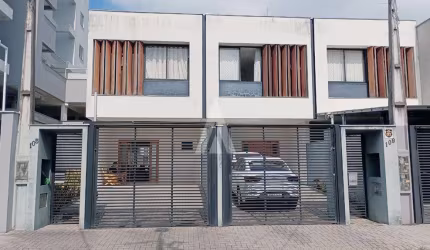 Casa com 3 quartos à venda na Rua Félix Heinzelmann, --, Santo Antônio, Joinville por R$ 650.000