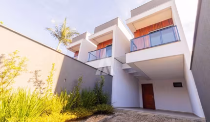 Casa com 3 quartos à venda na Rua Augusto Siedschlag, --, Santo Antônio, Joinville por R$ 670.000
