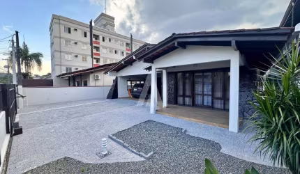 Casa com 3 quartos à venda na Rua Ricardo Landmann, --, Santo Antônio, Joinville por R$ 1.450.000