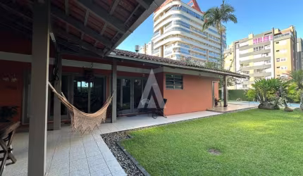 Casa com 3 quartos à venda na Rua Camboriú, --, Glória, Joinville por R$ 2.500.000