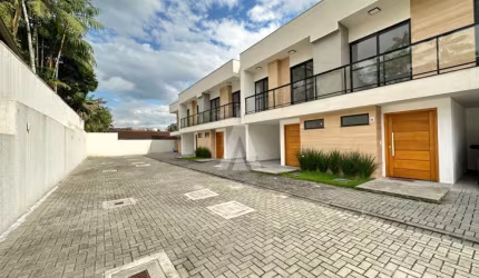 Casa em condomínio fechado com 3 quartos à venda na Rua Alberto Bornschein, --, Glória, Joinville por R$ 680.000