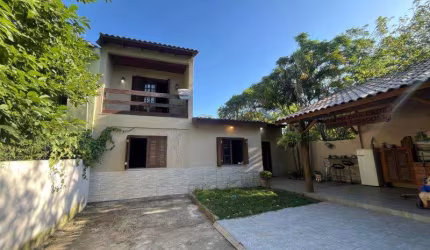 Casa com 110m², 03 dormitórios , sendo 01 Suite com sacada, ampla sala, sala se jantar , banheiro social , banheiro auxiliar, ampla cozinha , área deserviços, queosque com churrasqueira e fogão a lenh