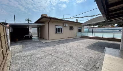 Casa Semimobiliada com Piscina e Amplo Terreno - Palhoça/SC
