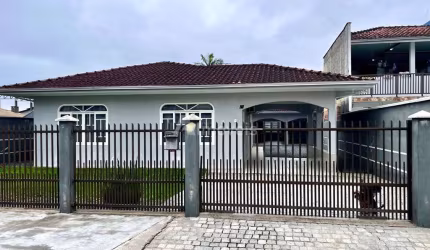 Casa Espaçosa em Rua Sem Saída - Iririu