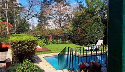 Casa Espetacular no Morumbi: 4 Dormitórios, 2 Suítes, Piscina e Churrasqueira
