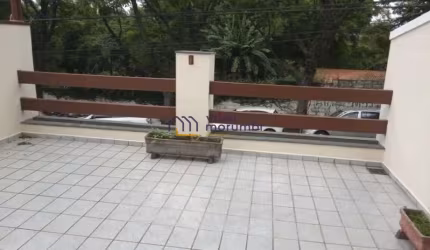 Sobrado em excelente localização com amplo comércio no entorno !