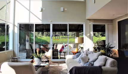 Linda casa no Jardim Guedala  com pé direiro duplo.