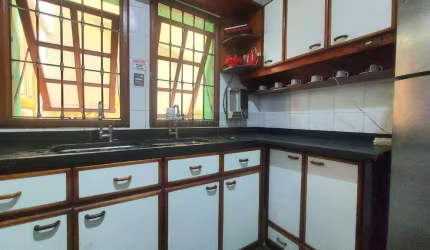 Open House vende casa com piscina no Fonseca