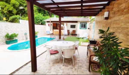 Linda casa na região oceanica com Piscina e Área Gourmet