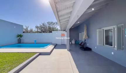 Casa com 3 dormitórios e piscina na praia do Arpoador em Xangri-lá/RS.