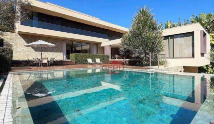 Casa de Luxo Mobiliada em Condomínio, Cotia - 5 Suítes, 12 Vagas, Piscina e Área Gourmet Completa!