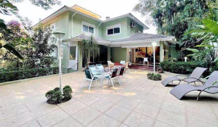 Casa de Luxo no Cond. Forest Hills - 4 Suítes, Paisagismo, Lareira e Varanda Gourmet em Jandira/SP
