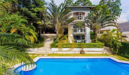 Excelente casa com jardim e piscina, localizada no Alto da Boa Vista.