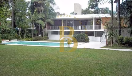 Casa com 800 m², 4 quartos sendo 2 suítes à venda no bairro Morumbi.