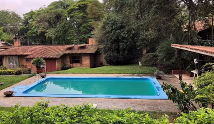 Casa em Cotia - Miolo Granja, 2.500m², térrea. Lazer piscina, gourmet + casa de hóspedes