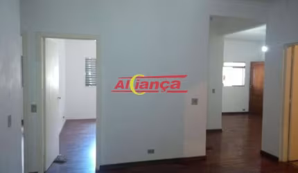 Casa para alugar com 3 quartos sendo 2 suítes e 5 vagas de garagem, Jd. São João  - Por R$ 2.500,00