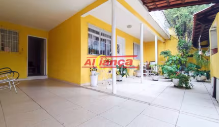 Imóvel Versátil na Vila Barros: Casa Térrea com Salão Comercial e Terraço de Lazer