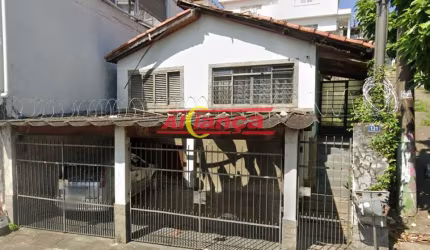 Excelente casa para reforma ou demolição, ótima localização com toda a infraestrutura .