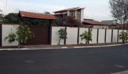 Chácara em condomínio fechado, localizada no Bairro Ouro Branco
