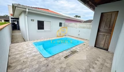 Excelente casa com piscina  apenas a 100 mts do mar