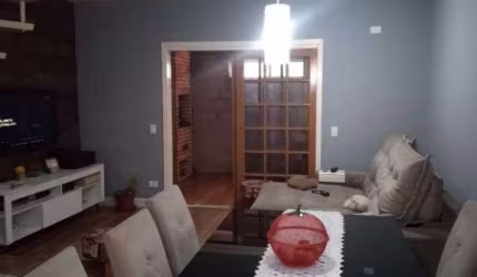 Casa com 3 dormitórios em excelente estado de conservação, garagem pra 2 carros em condomínio fechado à 1,5 da Estação Dom Bosco
