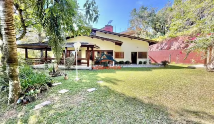 Espetacular Casa de 5 Quartos em Condomínio em Águas da Fazendinha, Carapicuíba-SP: 3 Suítes, 3 Salas, 5 Banheiros, 8 Vagas, 446 m²!