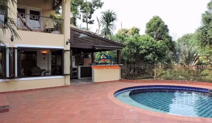 Luxuosa casa de 4 quartos e 2 suítes para venda ou locação em Cotia-SP, Chácara Eliana: 3 salas, 6 banheiros, 2 vagas, 517m².